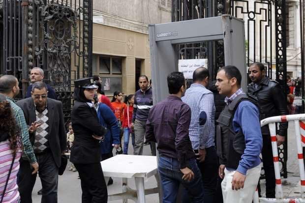 آخر صورة التقطت لأمينة أثناء وقوفها أمام بوابة الكنيسة