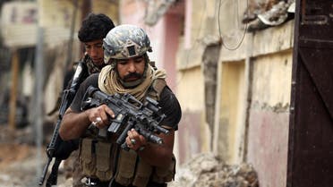 Iraqi counter-terrorism service (CTS) forces advance towards the Sekak neighborhood in western Mosul on April 11, 2017, during the ongoing offensive to retake the city from Islamic State (IS) group jihadists. AHMAD AL-RUBAYE / AFP
