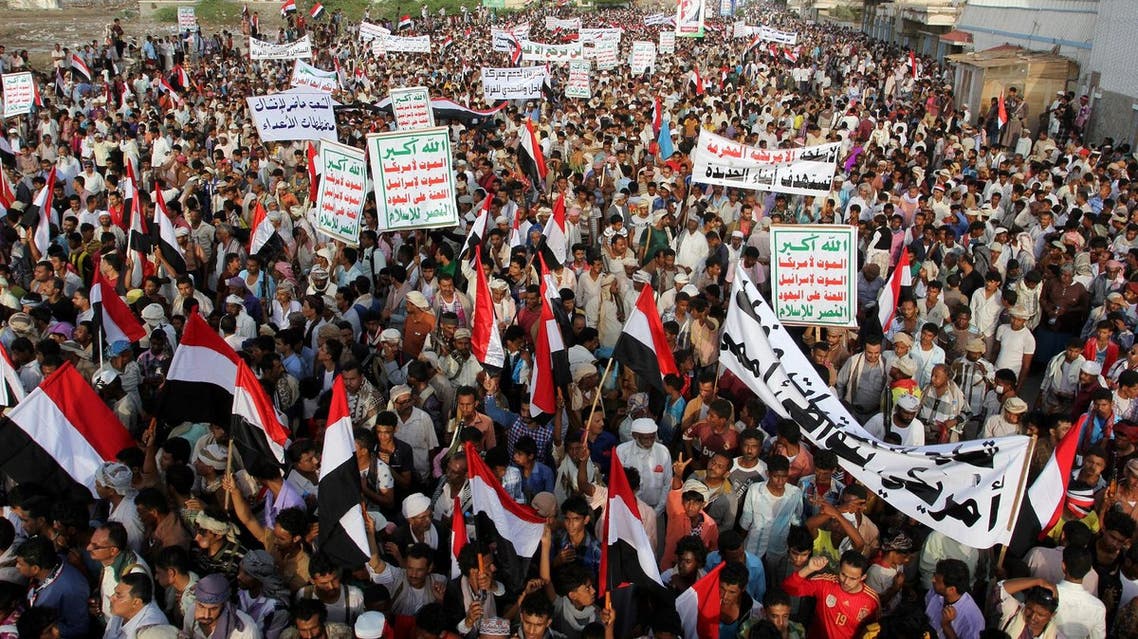People attend a rally to show support to the Houthi rebels and their allies and also to denounce preparations by the Yemeni government and its Arab allies to launch an assault on the port city according to the organisers, in the Red Sea port city of Hodeidah, Yemen, April 6, 2017. REUTERS/Abduljabbar Zeyad