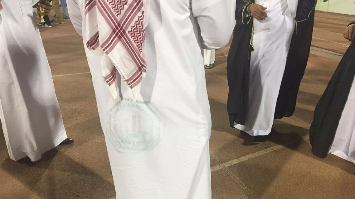 جامعة على ملابس حضور حفل التخرج