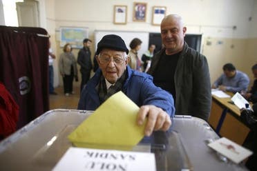 رجل يدلي بصوته في استفتاء تركيا حول تعديل الدستور