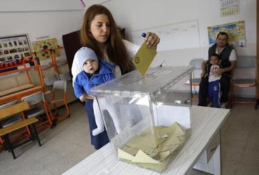 سيدة تدلي بصوتها في استفتاء تركيا حول تعديل الدستور