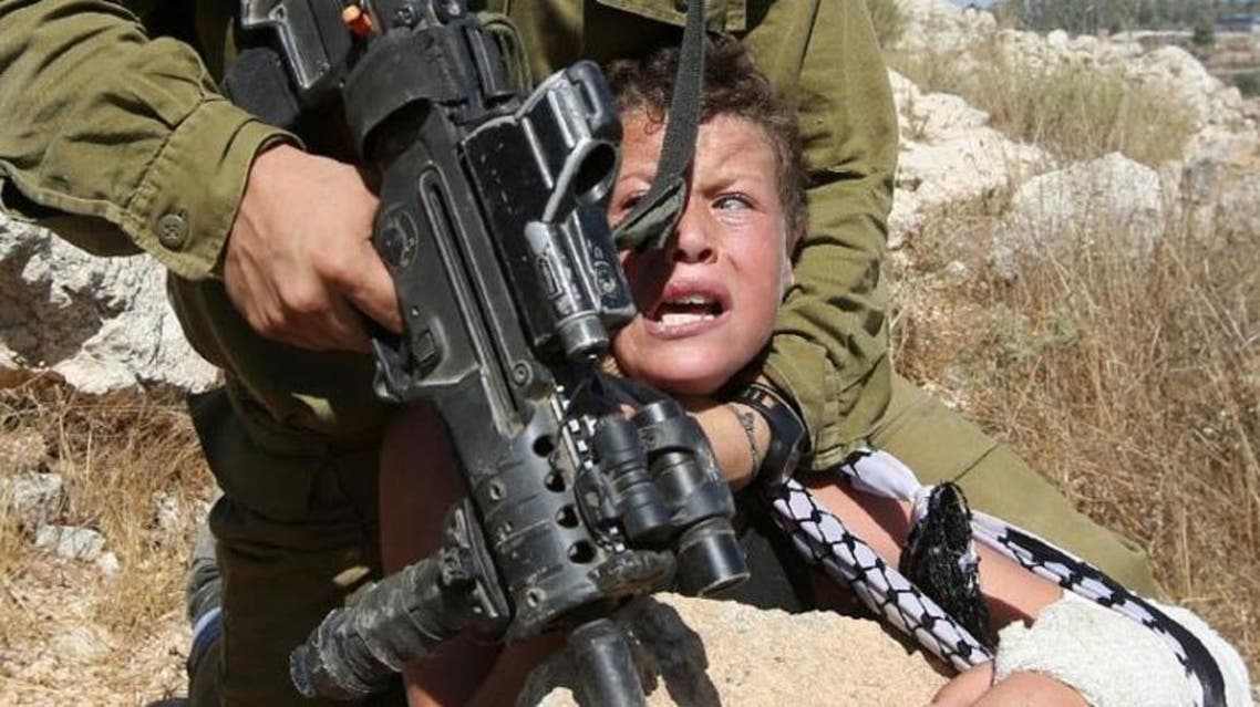 الجيش الاسرائيلي يعتفل طفلا فلسطينيا الاعتقال اعتال فلسطين الاطفال طفل