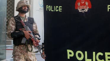 A soldier stands guard at the police screen as investigators collect evidence at the scene of a blast in a upscale neighborhood in Lahore, Pakistan February 23, 2017. (File photo: Reuters)