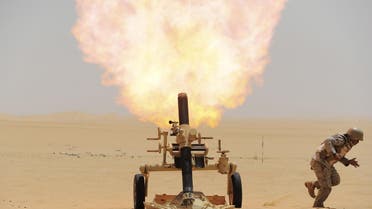 A Saudi soldier fires a mortar towards Houthi movement position, at the Saudi border with Yemen April 21, 2015. (Reuters)