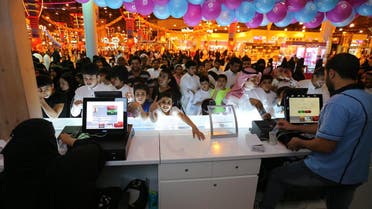 Saudis queue to purchase tickets at the indoor snow theme park “Snow City” in the Al-Othaim Mall Rabwa in Riyadh on July 20, 2016. (AFP)