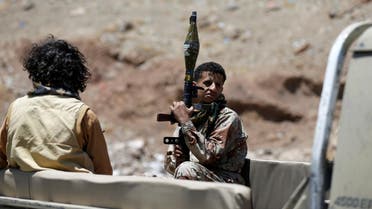 عنصران من ميليشيات الحوثي - اليمن 3