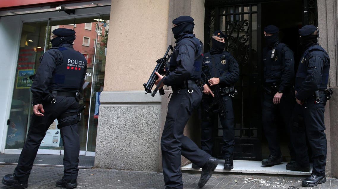 Spanish police stand guard outside an apartment building during a sweeping operation at some 12 locations against extremist militants, in which eight people were arrested in Spain, April 25, 2017. (Reuters)