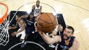  Memphis Grizzlies center Marc Gasol (33) drives to the basket against the San Antonio Spurs (File Photo: AP/Eric Gay)