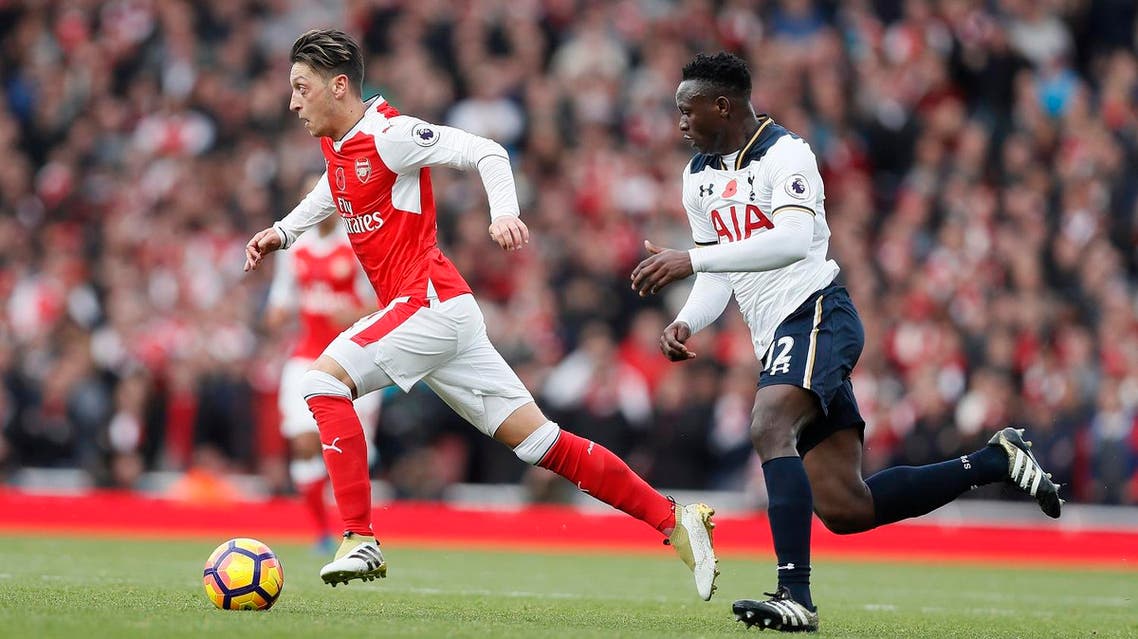 Arsenal's Mesut Ozil, left, is chased by Tottenham's Victor Wanyama during the English Premier League soccer match between Arsenal and Tottenham Hotspur at Emirates stadium in London, Sunday, Nov. 6, 2016. (AP Photo/Kirsty Wigglesworth)