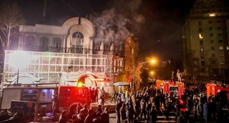 مشهد من اقتحام وحرق السفارة السعودية في طهران