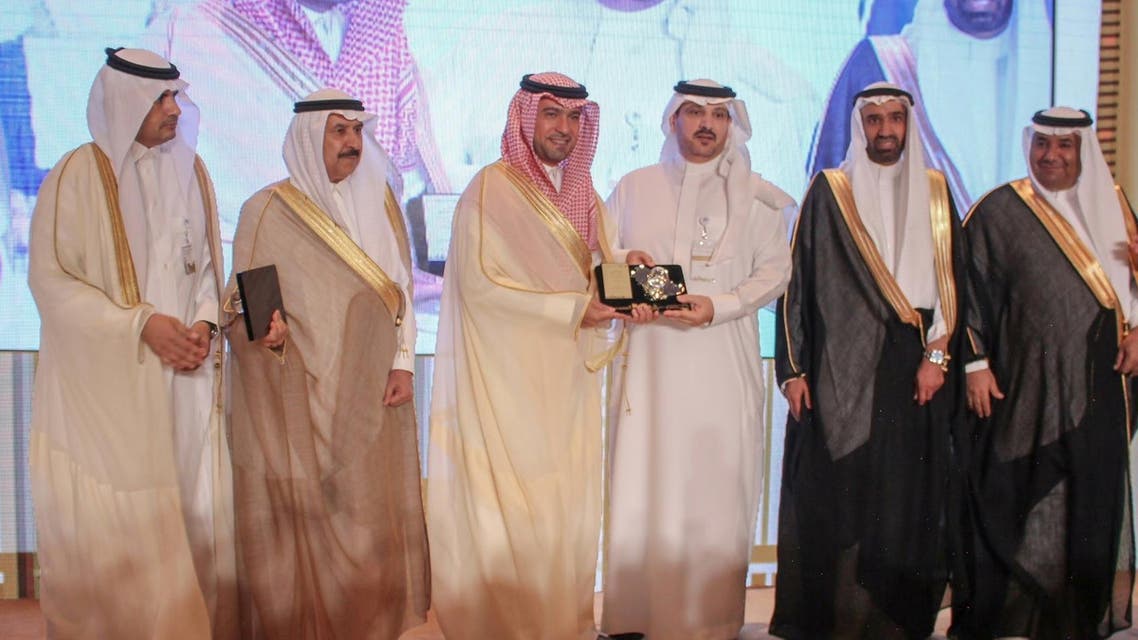 تكريم البنك الأهلي من وزير الإسكان