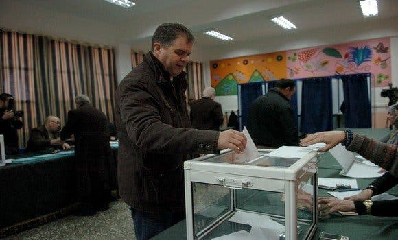 رجل يدلي بصوته في الانتخابات البرلمانية الجزائرية