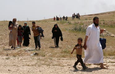 Displaced Iraqi civilians flee as members of Iraqi Army clash with ISIS fighters, in north west of Mosul, Iraq, May 5, 2017. (Reuters)