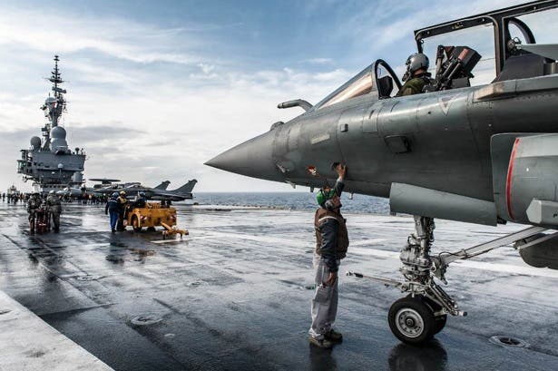 El portaaviones francés Charles de Gaulle está en guerra con la banda de ISIS