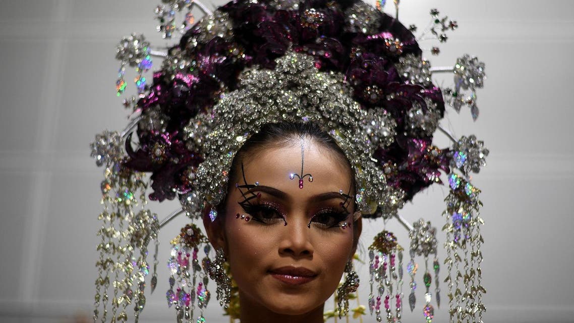  A model poses as she shows a creation by Malaysian make-up artist Suhaib during the Malaysian Heritage Make Up Show in Kuala Lumpur on May 6, 2017. (AFP)