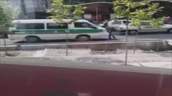 شاهد.. الشرطة الإيرانية تعاقب مراهقة تلعب بمسدس ماء