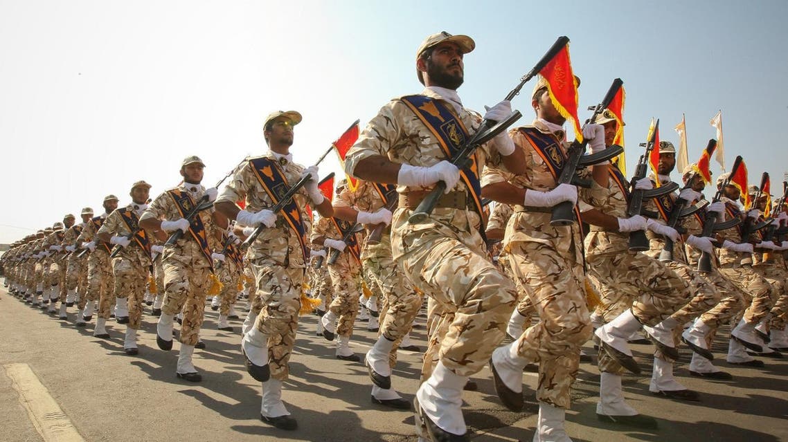 Members of the Iranian revolutionary guard march during a parade to commemorate the anniversary of the Iran-Iraq war (1980-88), in Tehran September 22, 2011. REUTERS/Stringer/File Photo