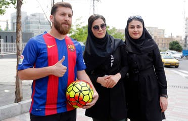 Reza Parastesh, a doppelganger of Barcelona and Argentina's footballer Lionel Messi, poses for a picture with fans in a street in Tehran on May 8, 2017. (AFP)