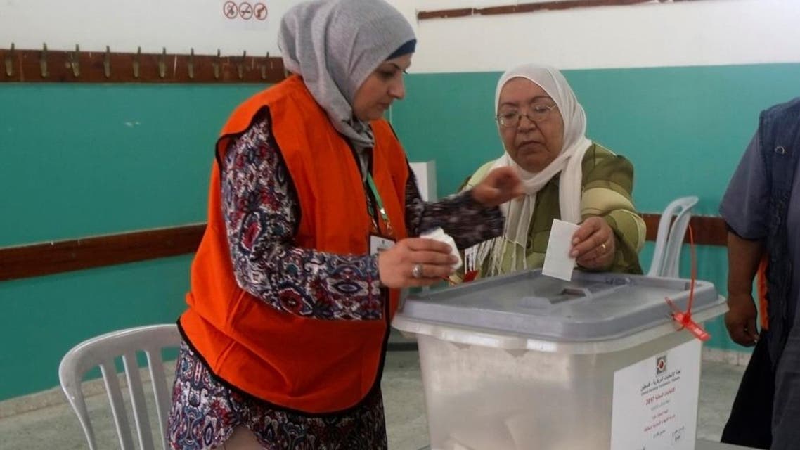 A Palestinian woman casts her ballot at a polling station during municipal elections in the northern West Bank town of Anabta, near Tulkarm May 13, 2017. (Reuters)