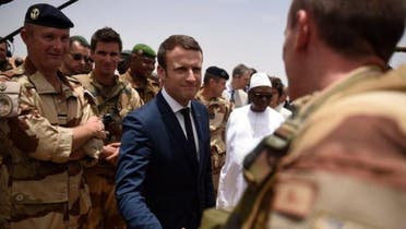 الرئيس ماكرون مع القوات الفرنسية في مالي 