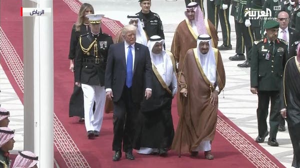 الملك سلمان يستقبل الرئيس ترمب في مطار الملك خالد بالرياض