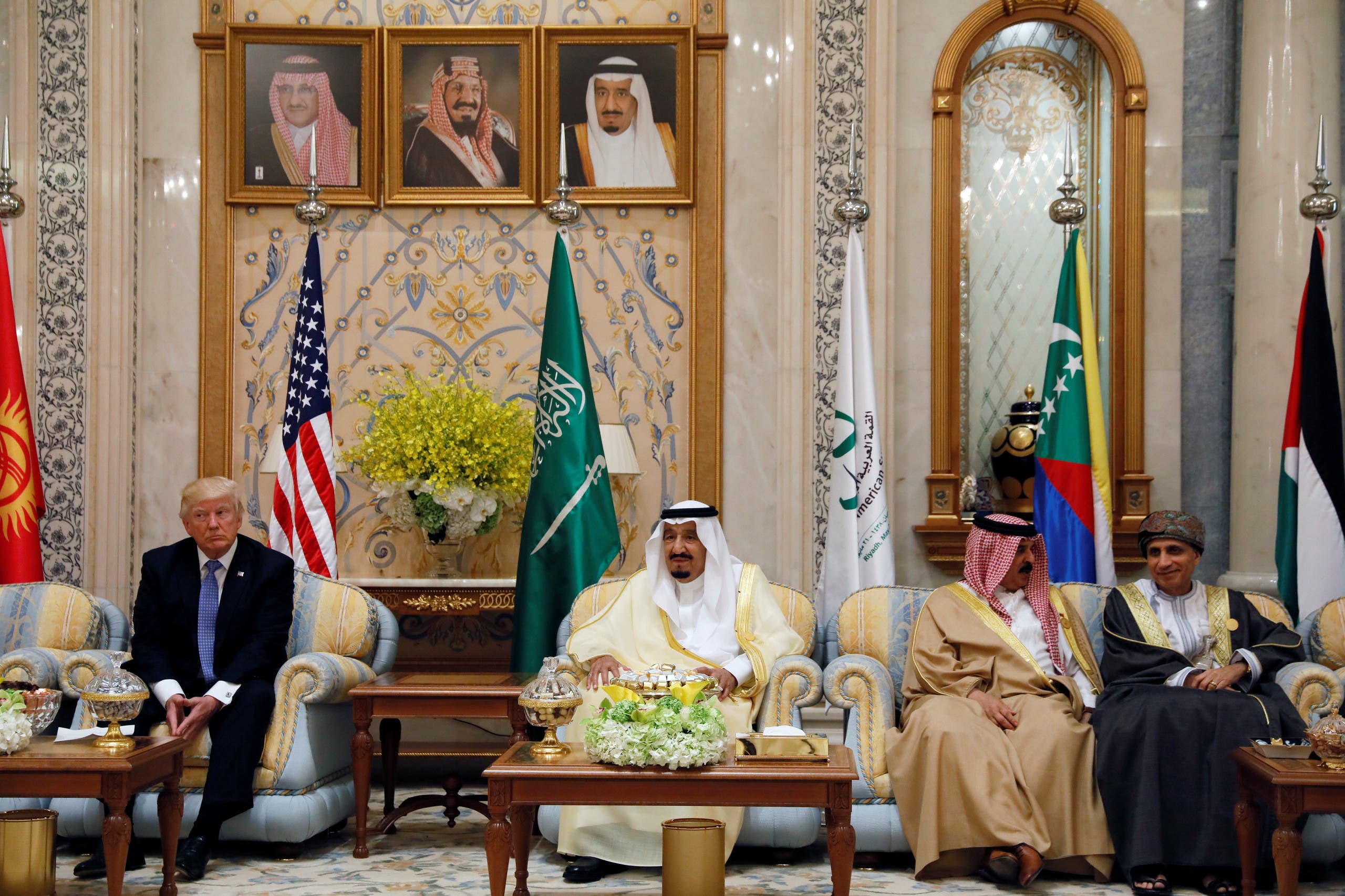 العاهل السعودي وخادم الحرمين قبيل انعقاد القمة