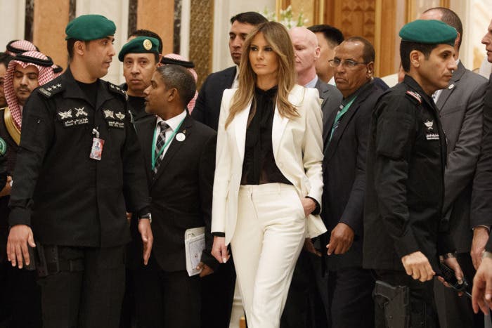 ميلانيا ببدلة بيضاء وقميص أسود