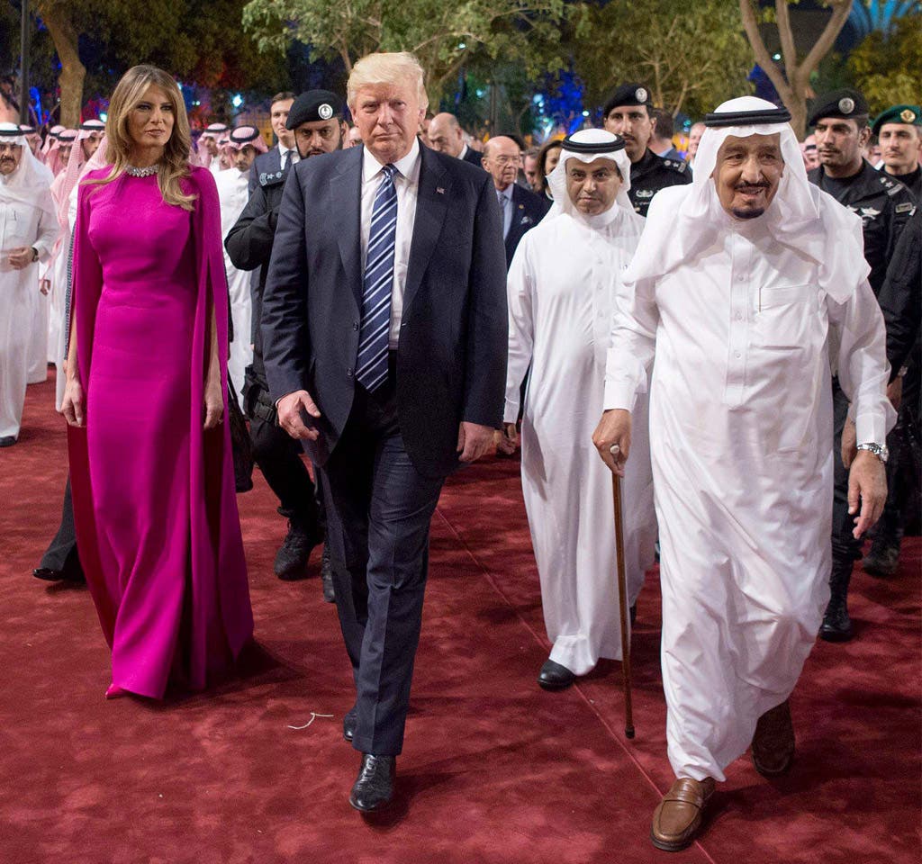 ميلانيا بثوب طويل باللون الفوشيا
