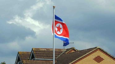 علم كوريا الشمالية فوق منزل بإنجلترا.. والسبب مجهول