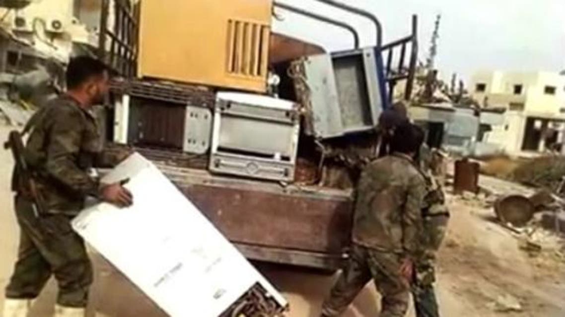 جنود الأسد وهم يسرقون بيوتا في شرق حلب بعد سيطرته عليها