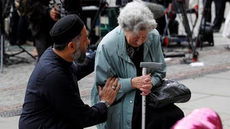 Muslim man comforts elderly Jewish woman at Manchester memorial