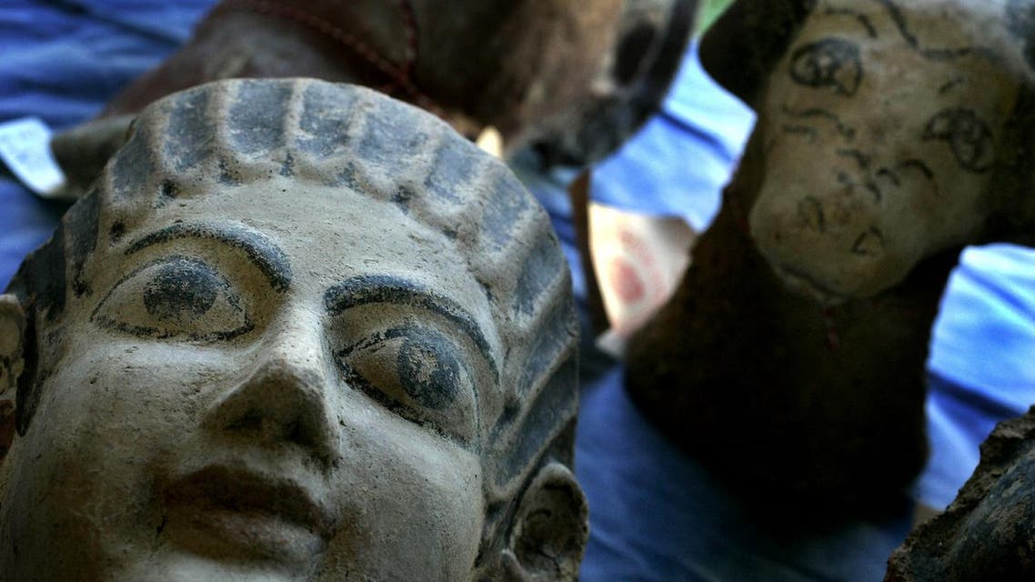 Etruscan artifacts are shown during a news conference at the Etruscan Museum in Rome January 14, 2005. (File photo: Reuters)