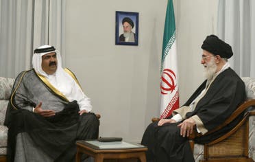 Iran's supreme leader, Ayatollah Ali khamenei (R), meets with former Qatari Emir Sheikh Hamad bin Khalifa al-Thani in Tehran, 01 May 2006. (AFP)