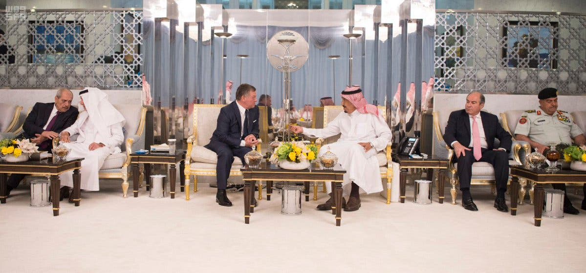 بالصور.. خادم الحرمين الشريفين يستقبل ملك الأردن