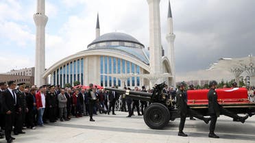 Turkish soldiers escort the coffin during the funeral ceremony of infantry soldier Emre Karagoz, killed in clashes between PKK terrorists and security forces, at Ahmet Hamdi Akseki Mosque in Ankara on May 26, 2017. (AFP)