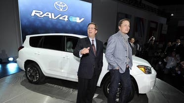 President of Toyota Motor Sales Jim Lentz (left), Tesla President and CEO Elon Musk (right) pose with the Toyota RAV 4 EV Concept car. (File photo: AFP)