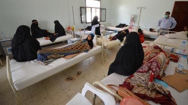 نساء يرافقن مريضات بالكوليرا في مستشفى بمدينة الحديدة باليمن في صورة بتاريخ 14 مايو 2017