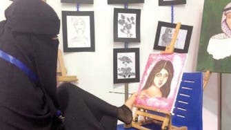 بالصور.. فنانة سعودية ترسم بلا يدين