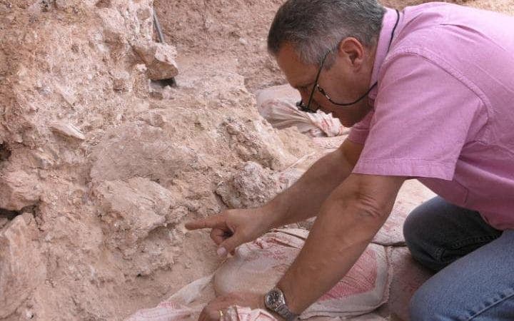 قدیمیترین فسیلی که از انسانهای هموساپینس- که میتوان آنها را اولین خانواده انسانی نامید- کشف شده متعلق به یک معدن باریت در جبل ارهود در ۶۰ کیلومتری شرق شهر مراکش است که مربوط به ۳۰۰ تا ۳۵۰ هزار سال پیش میباشد.