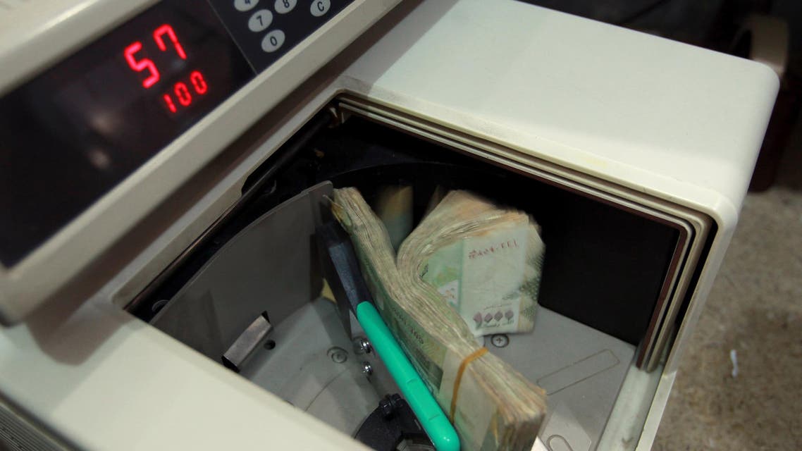 Local currency is counted at a Yemeni money exchange office in Sanaa on December 9, 2014. Yemen's total foreign currency reserves dropped by USD 140 million to about USD 4.9 billion in October, compared with a USD 124 million decrease in September.
