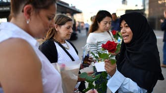 Muslim group in London hands out 3,000 roses as token of love, solidarity