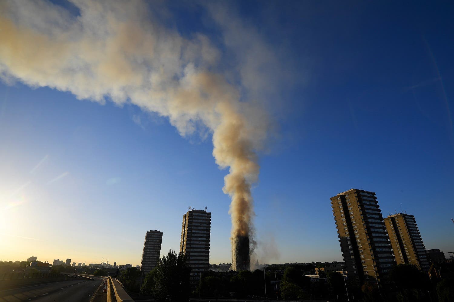 The A40 road is seen closed as flames and smoke billow as firefighters deal with a serious fire in a tower block at Latimer Road in West London, Britain June 14, 2017. (Reuters)
