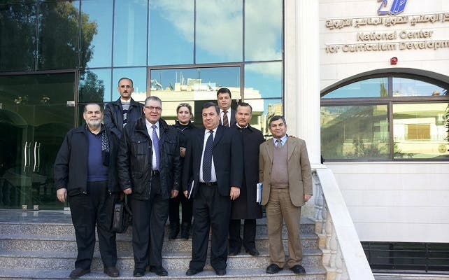 صورة جماعية لرئيس مركز تطوير المناهج وفريق عمله