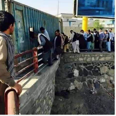به دلیل مسدود بودن جادهها مردم از راههایی خودساخته عبور میکنند