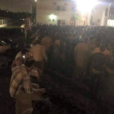 احتشدوا ليلاً أمام البنك في ليبيا في انتظار دور الصباح