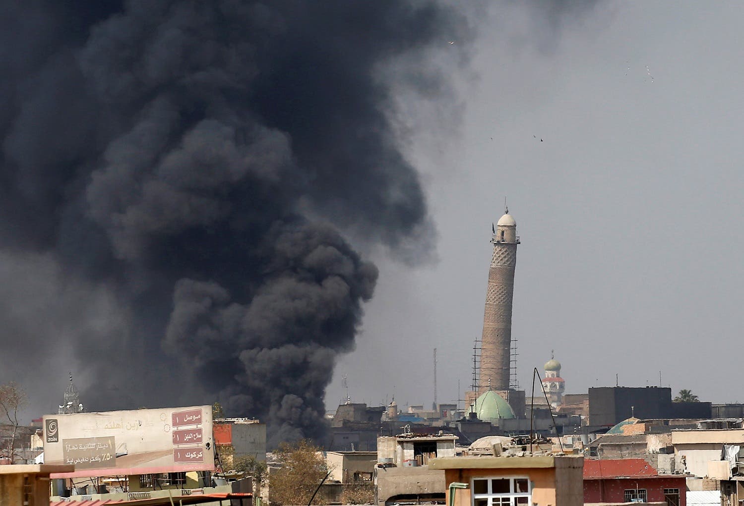 Smoke rises from clashes near Mosul's Al-Habda minaret at the Grand Mosque, March 17, 2017. (Reuters)