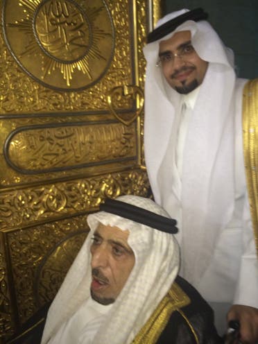 محي الدين الهاشمي مع عبدالقادر الشيبي لفتح باب الكعبة قبيل وفات الشيخ عبدالقادر