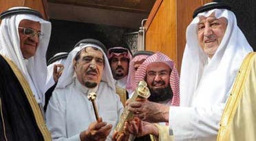 أثناء تسليم قفل الكعبة الجديد للشيخ عبدالقادر الشيبي من أمير منطقة مكة خالد الفيصل