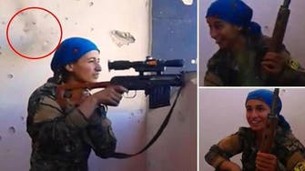 شاهد الكردية تهزأ من رصاصة "داعشي" أخطأ رأسها في سوريا